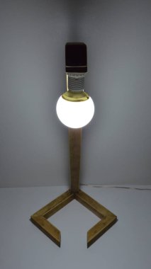 Gri arkaplanda el yapımı ahşap lamba