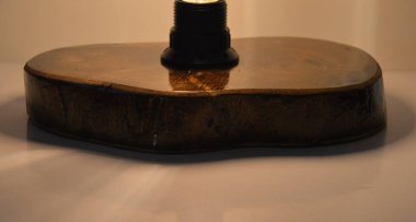 Gri arkaplanda el yapımı ahşap lamba