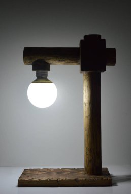 Gri arkaplanda el yapımı ahşap lamba 