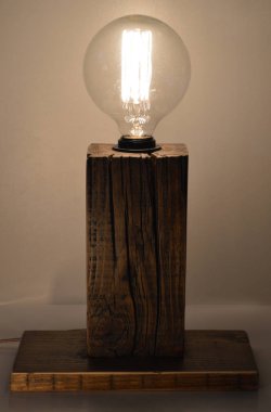 Gri arkaplanda el yapımı ahşap lamba