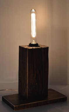 Gri arkaplanda el yapımı ahşap lamba