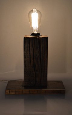 Gri arkaplanda el yapımı ahşap lamba