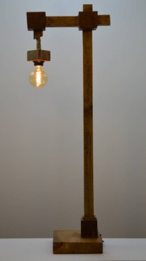 Gri arkaplanda el yapımı ahşap lamba