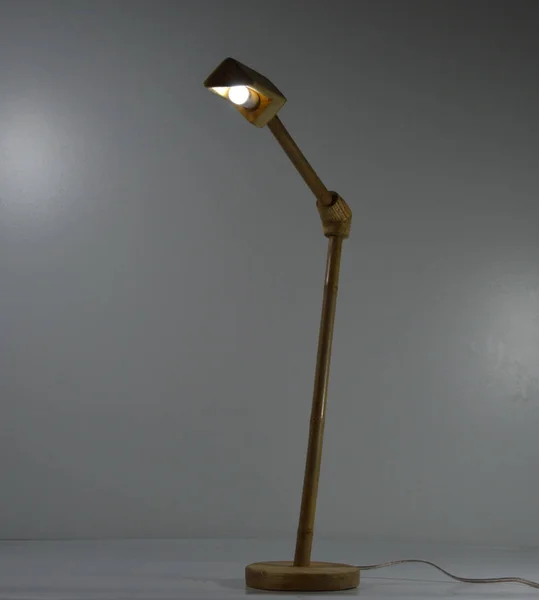 Ręcznie Robione Drewno Bambusowa Lampa Biurkowa Szarym Tle — Zdjęcie stockowe