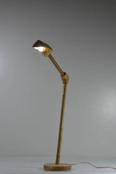 Lámpara Escritorio Madera Bambú Hecha Mano Sobre Fondo Gris —  Fotos de Stock