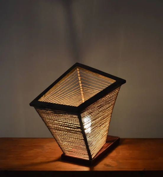 Ručně Vyrobená Dřevěná Lampa Stínítkem Lana Tmavě Šedém Pozadí — Stock fotografie