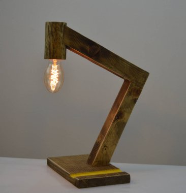 Edison ampullü el yapımı ahşap lamba.