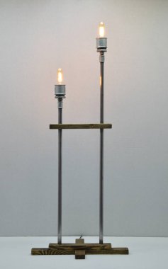 Gri arkaplanda el yapımı ahşap ve metal lamba