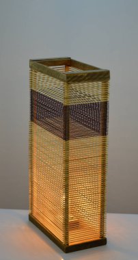 Bambu çubuklu el yapımı ahşap lamba ve retro edison ampul.