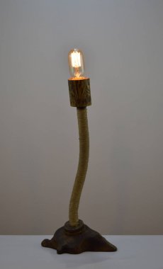 El yapımı ahşap lamba ve duvarında ampuller var....