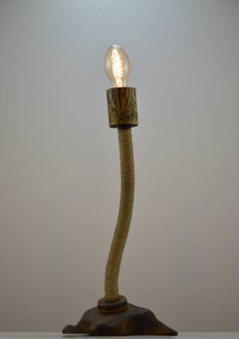 El yapımı ahşap lamba ve duvarında ampuller var....