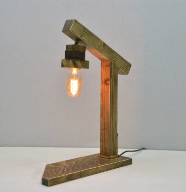 Gri arkaplanda el yapımı ahşap lamba