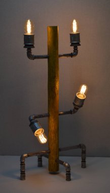 Gri arkaplanda el yapımı ahşap ve metal lamba