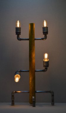 Gri arkaplanda el yapımı ahşap ve metal lamba