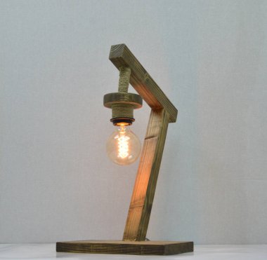 Gri arkaplanda el yapımı ahşap lamba
