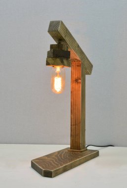 Gri arkaplanda el yapımı ahşap lamba