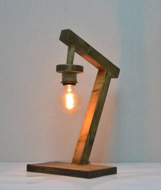 Gri arkaplanda el yapımı ahşap lamba