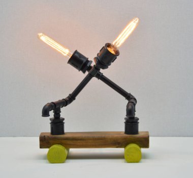 Gri arkaplanda el yapımı ahşap ve metal lamba