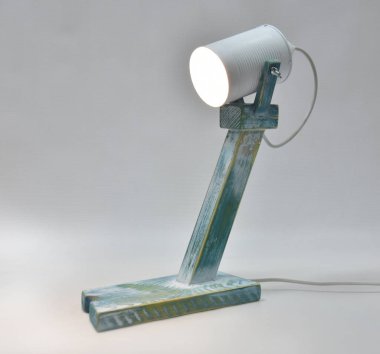 Eskimiş görünümlü lamba geri dönüşümlü boyalı teneke kutu gölgesi