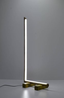 Gri arka planda kurşun çizgili plaksiglass ile el yapımı ahşap lamba