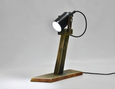 Eskimiş görünümlü lamba geri dönüşümlü boyalı teneke kutu gölgesi