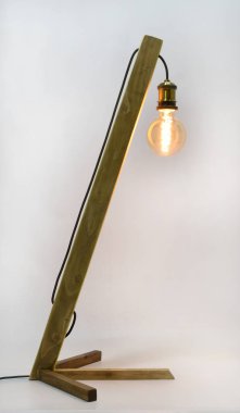 Ahşap zemin lambası ve retro Edison ampulü.