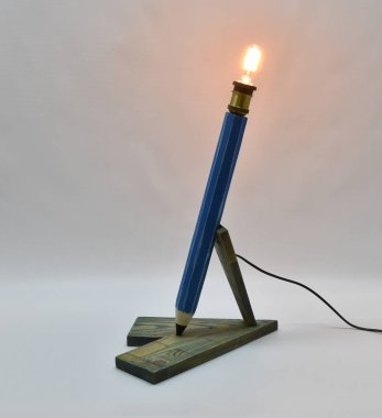 Ahşap mavi kalem lamba ile retro edison ampul
