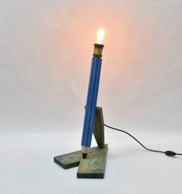 Ahşap mavi kalem lamba ile retro edison ampul