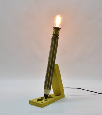 Ahşap kahverengi kalem lamba ve retro edison ampul.