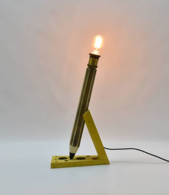 Ahşap kahverengi kalem lamba ve retro edison ampul.