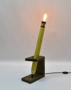 Ahşap, sarı, eski tip ampullü kalem lamba.