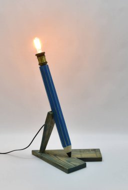 Ahşap mavi kalem lamba ile retro edison ampul