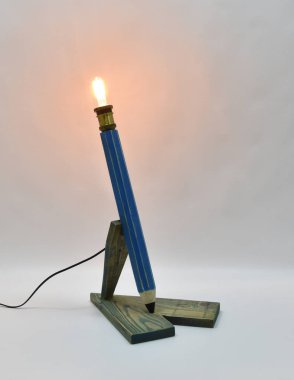 Ahşap mavi kalem lamba ile retro edison ampul
