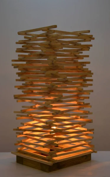 壁にエジソン電球の色合いの手作りの木製のランプ — ストック写真