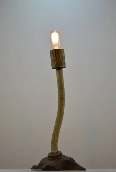 Handgefertigte Holzlampe Mit Edisonlampen Schirmen Der Wand — Stockfoto