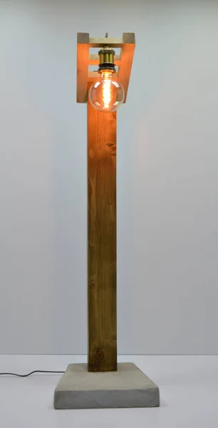 Handgemachte Stehlampe Aus Holz Und Beton Auf Grauem Hintergrund Stockfoto