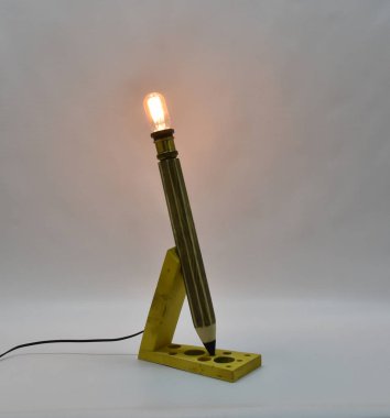 Ahşap kahverengi kalem lamba ve retro edison ampul.