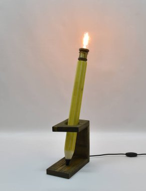 Ahşap, sarı, eski tip ampullü kalem lamba.