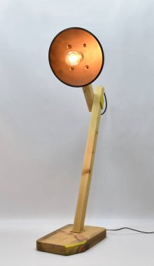 El yapımı ahşap ve metal lamba ile retro edison