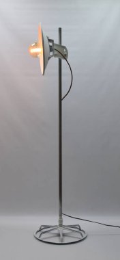 El yapımı metal boru lambası.