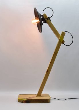 El yapımı ahşap lamba, metal plaka yansıtıcı ve retro edison ampul.