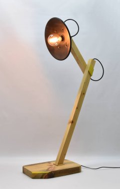 El yapımı ahşap ve metal lamba ile retro edison