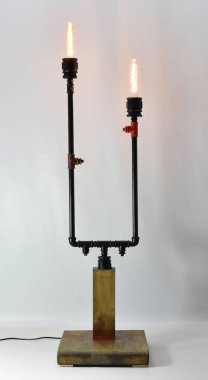 Ahşap, metal borular ve teçhizatlı el yapımı lamba.