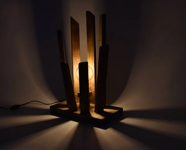 シェード付きの手作り木製ランプ — ストック写真