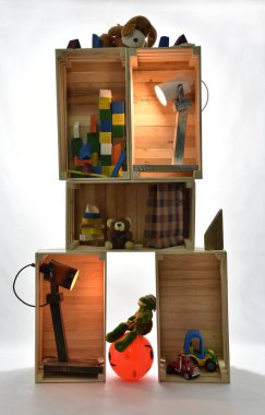 Çeşitli şekillerde el yapımı ahşap raflar