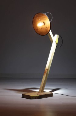 El yapımı ahşap ve metal lamba ile retro edison