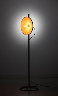 El yapımı metal boru lambası.