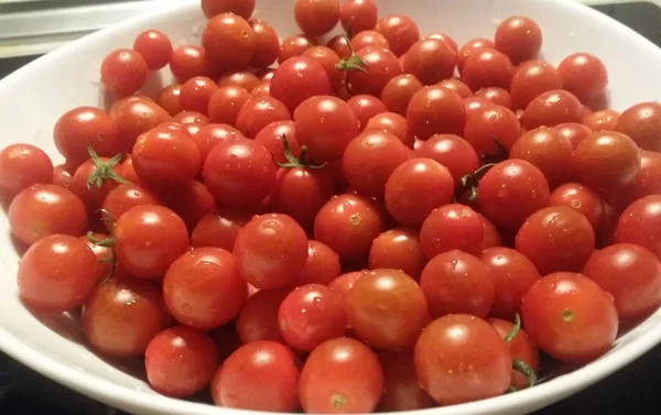 プレートの有機新鮮なトマト — ストック写真