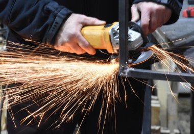 Kıvılcımlarla öğütülen metal profili