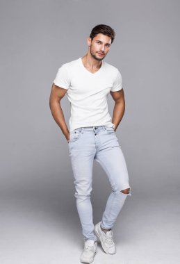 kot giyen yakışıklı adam